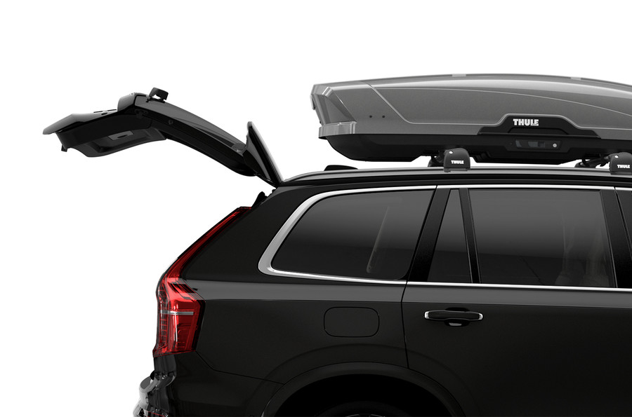 Благодаря фронтальному размещению на крыше автомобиля бокс не мешает открывать багажник