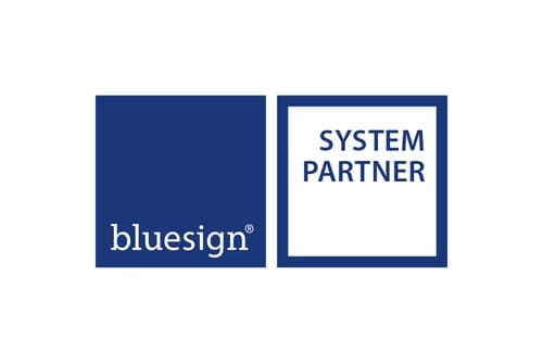 Логотип партнера bluesign systems синего и белого цветов.
