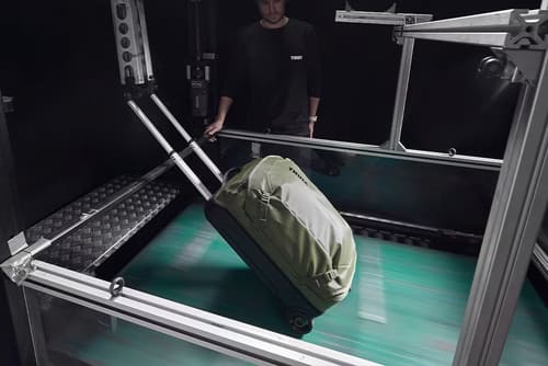 Чемодан Thule проходит испытания на прочность в испытательном центре Thule.