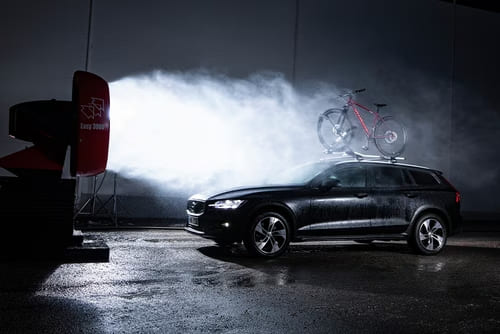 Багажник на крышу Thule проходит испытания на износ в испытательном центре Thule.