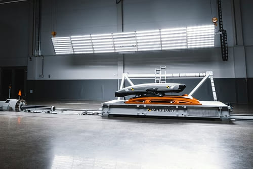 Багажник на крышу автомобиля Thule проходит краш-тест в испытательном центре Thule.