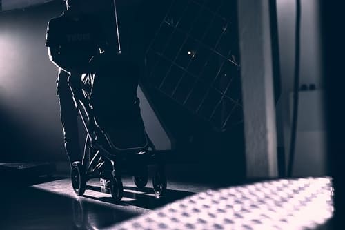 Детская коляска Thule проходит испытания на опрокидывание и стояночный тормоз в испытательном центре Thule.