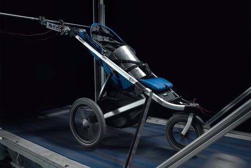Прогулочная коляска Thule проходит испытания на прочность в испытательном центре Thule.
