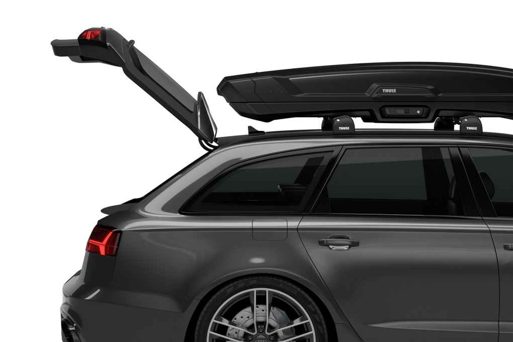 Благодаря фронтальному размещению на крыше автомобиля бокс не мешает открывать багажник